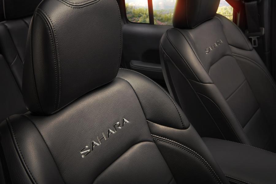 Детали интерьера Jeep Wrangler Unlimited Sahara (JL) 2018 года  (NA) (фото 30 из 52)